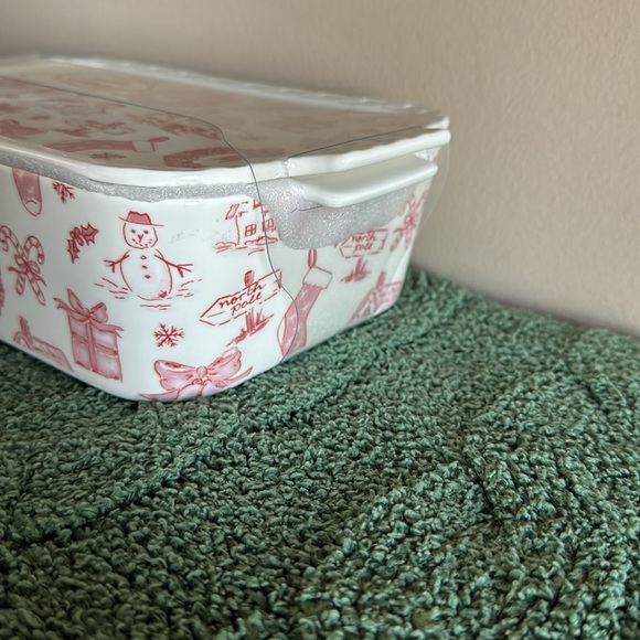 Grace Pantry Holiday Oven Safe Lidded Baker Dish North Pole Red Ivory NEW - Picture 4 of 7